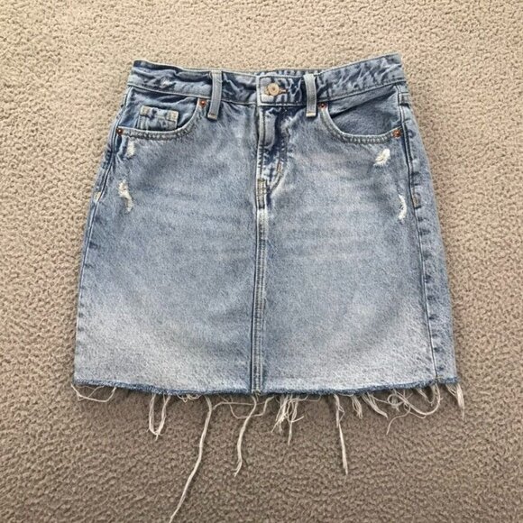 OLD NAVY Womens Size 2 Mid Rise Light Distressed Denim Cut Off Mini Jean Skirt - Picture 1 of 12